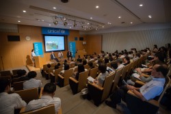 満席となった会場では、ユニセフの専門家たちが、自身の体験をもとに人道支援について語りました
