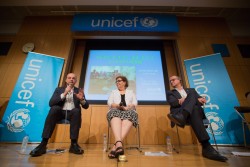 参加者からの質問に答えるユニセフ専門家