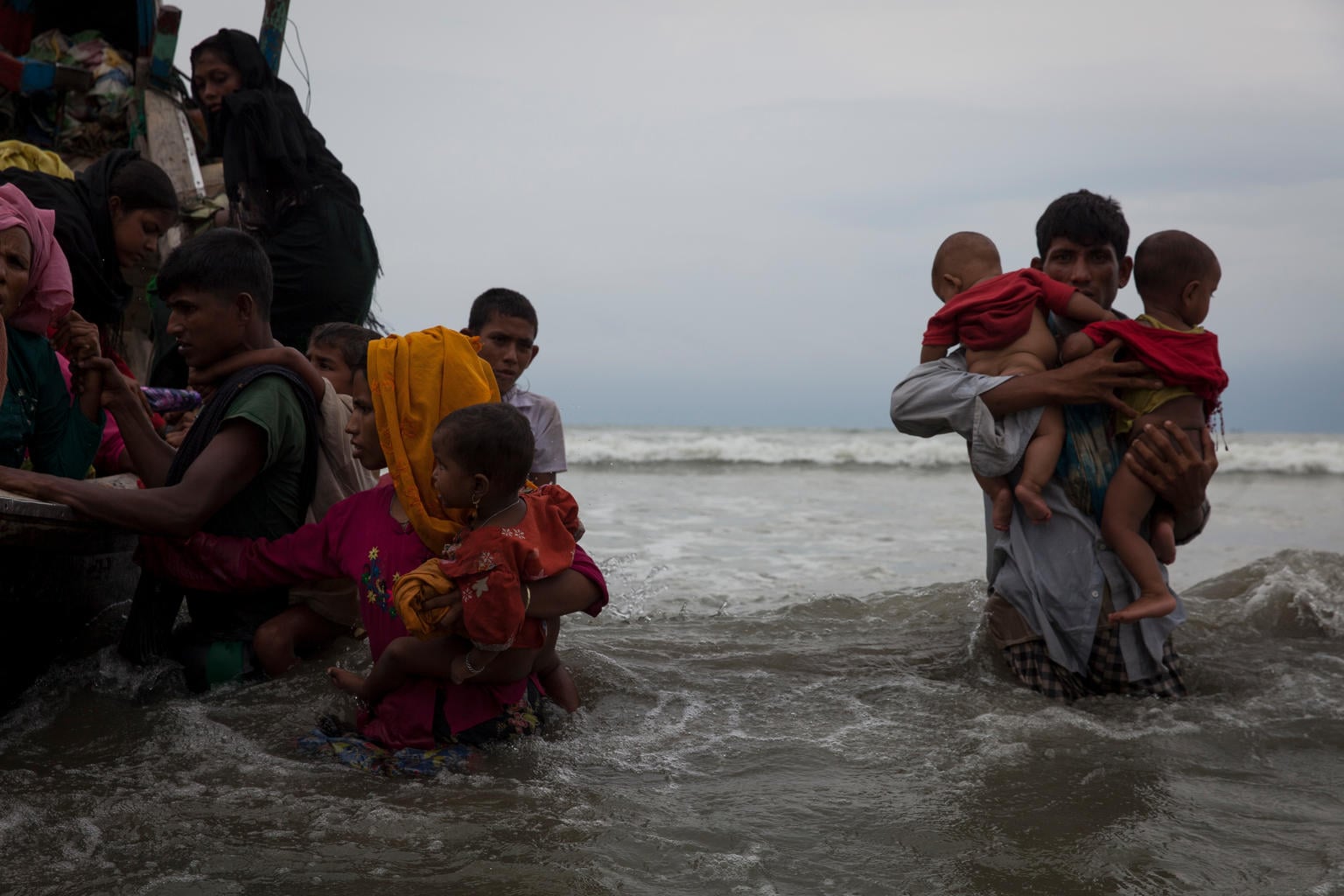 ロヒンギャ難民 バングラデシュへ未曾有の大流入、6割が子ども 緊急支援を待つ子ども、20万人