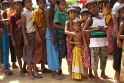 予防接種を受ける順番を待つ子どもたち。