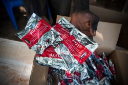 南スーダンで栄養治療に用いられている、栄養治療食「プランピー・ナッツ」。豊富な栄養素と必要なカロリーが含まれている。