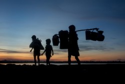 大きな荷物を持ち、バングラデシュに到着したばかりのロヒンギャ難民の子どもたち。(2017年9月15日撮影)