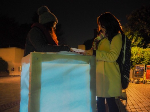 立ち止まってメンバーの説明を聞く学生もたくさんいました。