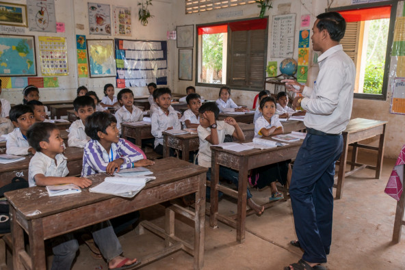 教壇に立つオン・ブンヘン副校長の話に、熱心に耳を傾ける子どもたち。