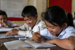 楽しそうに授業を受けるポー・プレック小学校の子どもたち。