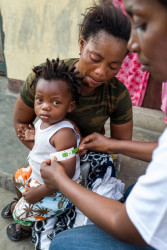 A community relay carries out screening for cases of malnutrition in the district of Bumbu in Kinshasa, the capital of the Democratic Republic of Congo, on October 20th, 2017. Combating malnutrition requires a multi-sectoral approach. The scaling up of interventions proven to be effective and inexpensive is very important. Community-based nutrition, an approach for implementing high impact nutrition interventions at a community level, is delivering excellent results and needs to be extended to all communities in the DRC.
