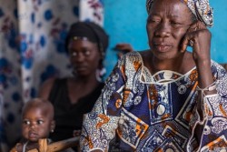 子育ての変化について話すアワさんの義理の母親。