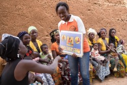 支援グループの集会に参加するアワさん(左)。