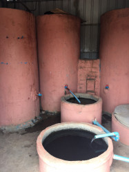 水が、連続する複数のタンクを通過することで、徐々に不純物などが取り除かれていく。