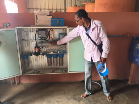 水が通過する機械の中には、精密なフィルターと太陽光紫外線ライトを備えられている、と説明するソカーさん。