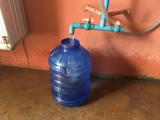 容器に詰められる水。