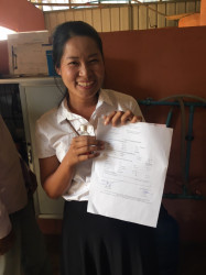 水質の定期検査に訪れた、NGO「Teuk Saat 1001」職員のサム・チャンターさん。