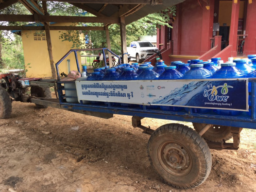 水を積んだ荷車。地域の人々に、安全な水を届けます！