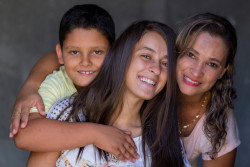 ブラジルで、インターネット上の性的搾取被害に合った17歳のウィニーさん(中央)。(2016年3月撮影)