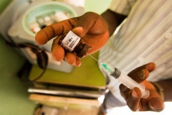 シエラレオネの病院で、黄熱病の予防接種の準備をするスタッフ。(2010年3月撮影)