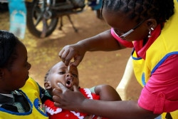 ポリオの予防接種を受ける子ども。