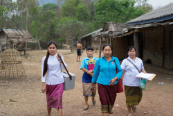 家々を周り終え、帰路につくデンさんたち。こうした地道な活動が、病気の蔓延を防ぎ、子どもたちの命を守る。