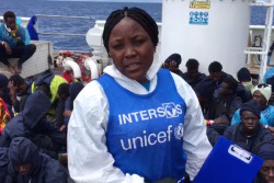 船上で、最も脆弱な子どもたちを特定する手助けをし、情報の提供、心理社会ケアや保健衛生ケアを提供した、ユニセフのパートナー団体のスタッフ。