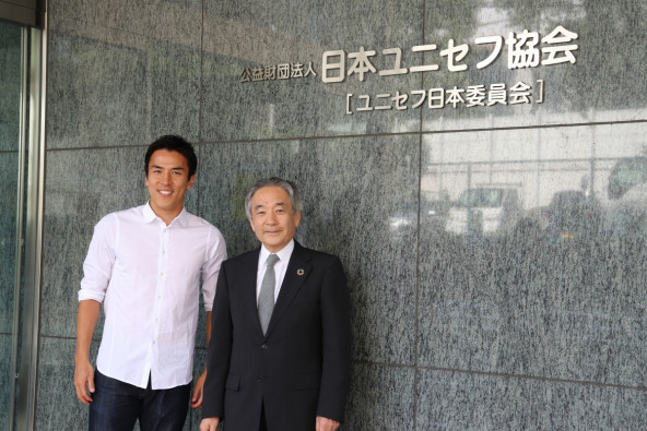 ユニセフハウス（日本ユニセフ協会）を訪問した長谷部選手（左）と、正面玄関で出迎えた日本ユニセフ協会専務理事 早水研（右）。