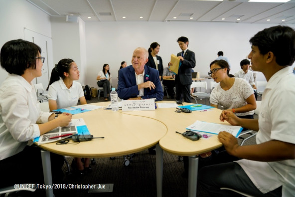 日本の若者たちと談笑する、ニューヨーク本部保健セクションチーフのステファン・ピーターソン。