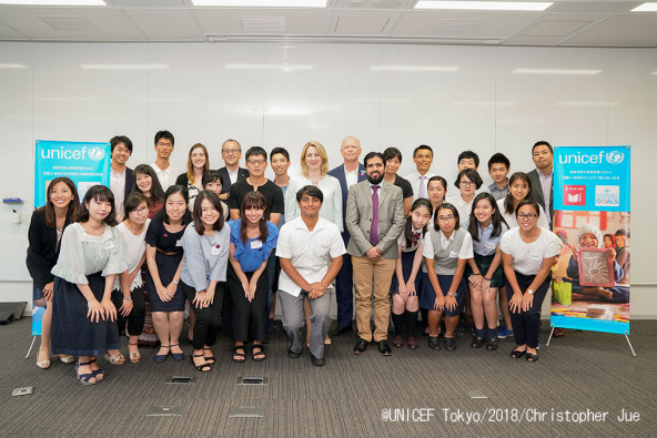 対話イベントに集った、若者たちとユニセフの幹部職員。（2018年7月26日撮影）