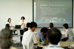 全日本大学サッカー連盟の「HIKARIプロジェクト」の活動を報告する、町田さんと佐川さん。