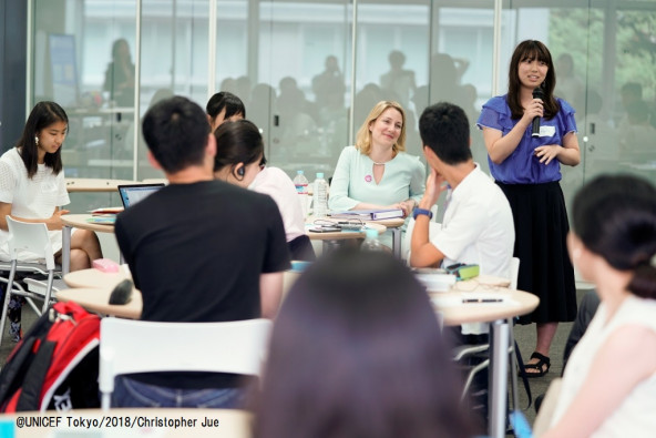 日本の若者の質問に、自身の経験を想起しながらじっと聞き入るマルディニ局長。