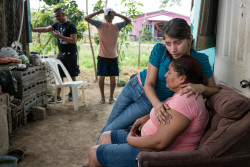 ホンジュラスで、家賃が支払えず強制退去の危機に直面する家族。(2018年5月8日撮影)