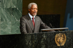 2002年5月8日、国連本部で開催された「国連子ども特別総会」でスピーチするコフィ・アナン国連事務総長（当時）。