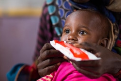 エチオピアの保健施設で、栄養治療食を食べる2歳の女の子。 (2017年6月撮影)