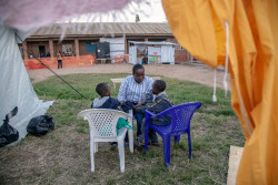 北キブ州のベニで、心理社会的ケアを受ける8歳の双子の兄弟。(2018年8月11日撮影)