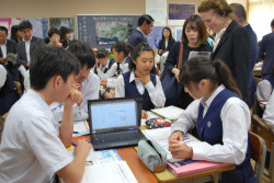 生徒さんたちは、ノートブックパソコンを使って、副教材の関連情報が掲載されている日本ユニセフ協会のポータルサイトを確認。赤塚第二中学校は、今年9月、都内の中学校として初めて日本教育工科学会（JAET）の学校情報化先進校に選定されています。