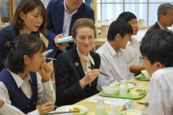 授業前、給食をいただきながら、生徒さんたちと交流を深めたフォア事務局長。