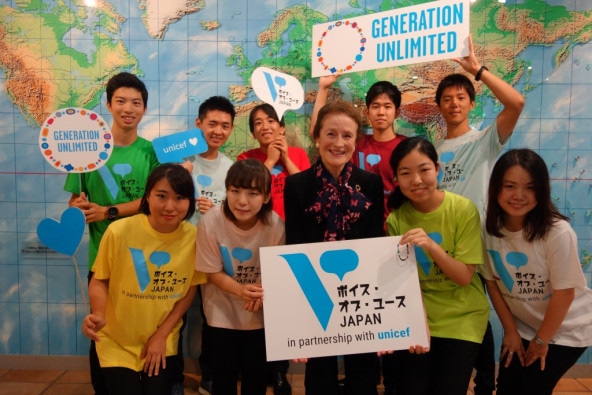 ユニセフ事務局長ヘンリエッタ・フォア（写真前列中央）と、『ボイス・オブ・ユース JAPAN』開設に携わった東京大学の学生たち。（2018年10月10日撮影）
