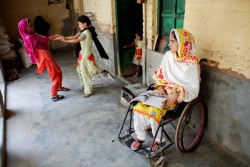 1歳になる前にポリオと診断されたシドラさん（当時17歳）。「もしポリオになっていなかったら、いとこたちのように遊んでいたのに」（パキスタン）