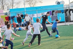 男女問わずサッカー選手を夢見る子どもたちも少なくない学習センターの子どもたちと、サッカーに興じる長谷部選手。