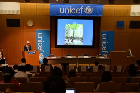 6月26日、ユニセフハウスで開催された「子どもにやさしいまちづくりミニシンポジウム」に登壇したリア・カーステン博士