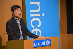 「子どもにやさしいまちづくりミニシンポジウム」に登壇した、宮里和則氏（NPO法人ふれあいの家- おばちゃんち理事、北浜こども冒険ひろば施設長 ）