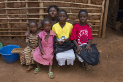 コンゴ民主共和国で起きた暴力によって数年前に母を失い、伯母に育てられていた子どもたち。しかし伯母もエボラ感染で死亡し、孤児になった。今は一番上の姉（18歳）が父親と母親代わりとして子どもたちの面倒を見ている。