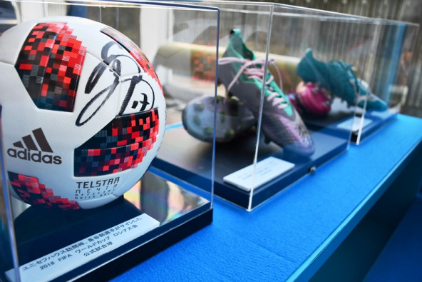長谷部選手から寄贈された、サイン入りのサッカーボールおよびスパイクも、併せて展示しています。