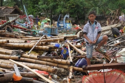津波の被害を受けたバンテン州Tanjung Lesungで、瓦礫の中にたたずむ少年。(2018年12月24日撮影)