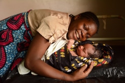 難産の末に生まれてきた息子を抱きしめ、喜ぶマラウイの母親。(2016年3月撮影)