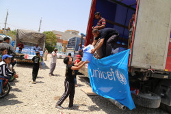 暴力の影響を受けているイラクの子どもたちに、命を守る救援物資を届けるユニセフのスタッフ。