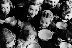 国連による支援で提供された食事を食べる子どもたち（1946年ギリシャ）
