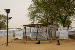 男女別のトイレの外には、ソーラー式外灯が設置されている。