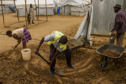 コミュニティボランティアが新しいトイレを建設している。
