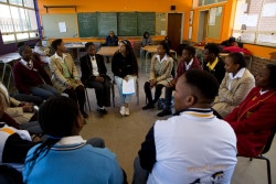 南アフリカの高校で、学校における暴力について話し合う生徒たち。 (2018年7月撮影)