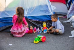 メキシコに滞在する移民の子どもたち。