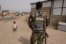紛争で破壊された南スーダンの街を歩く子ども。(2018年4月撮影)
