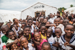 コンゴ民主共和国の仮設教室で学ぶ国内避難民の子どもたち。(2018年10月撮影)